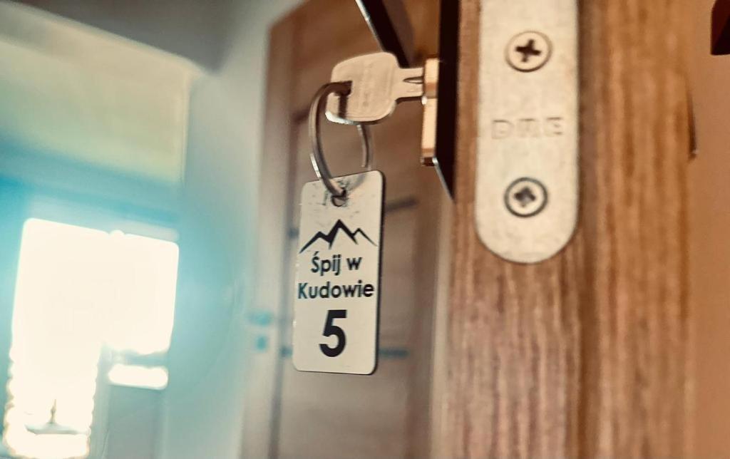 Spij W Kudowie Apartament I Pokoje Goscinne 쿠도바-즈루이 외부 사진